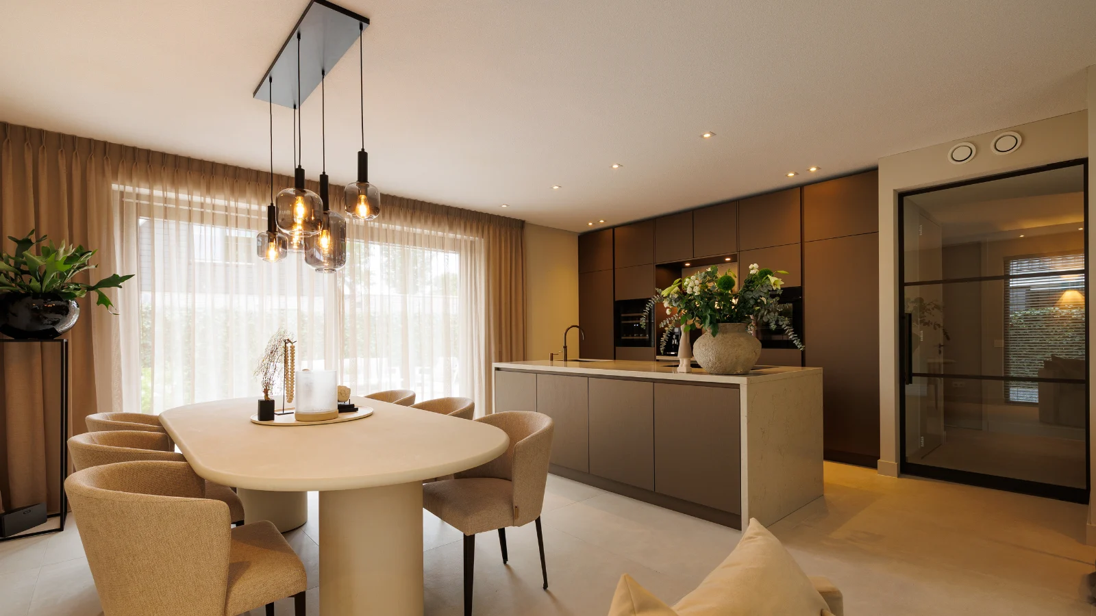 Modern strakke keuken met natuurljike tinten