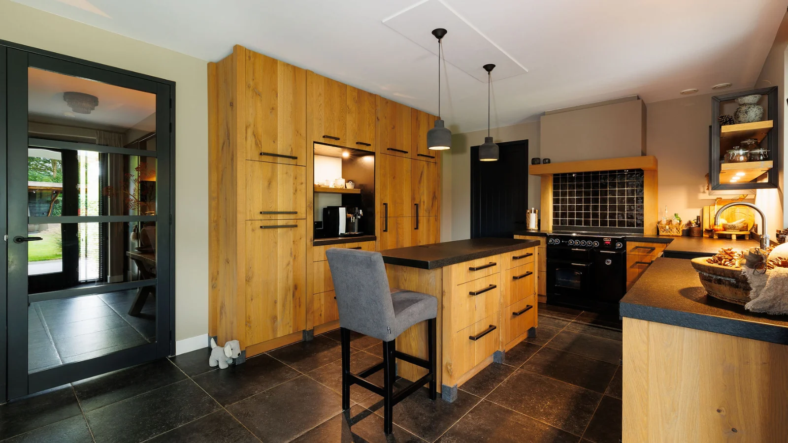 Warme landelijke keuken met veel hout