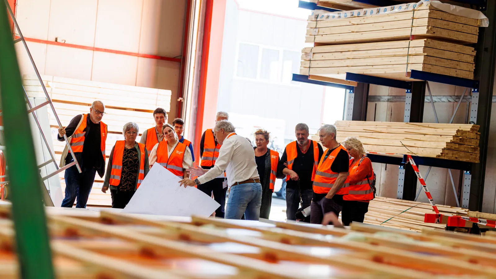Groep mensen maakt rondleiding in prefab hal