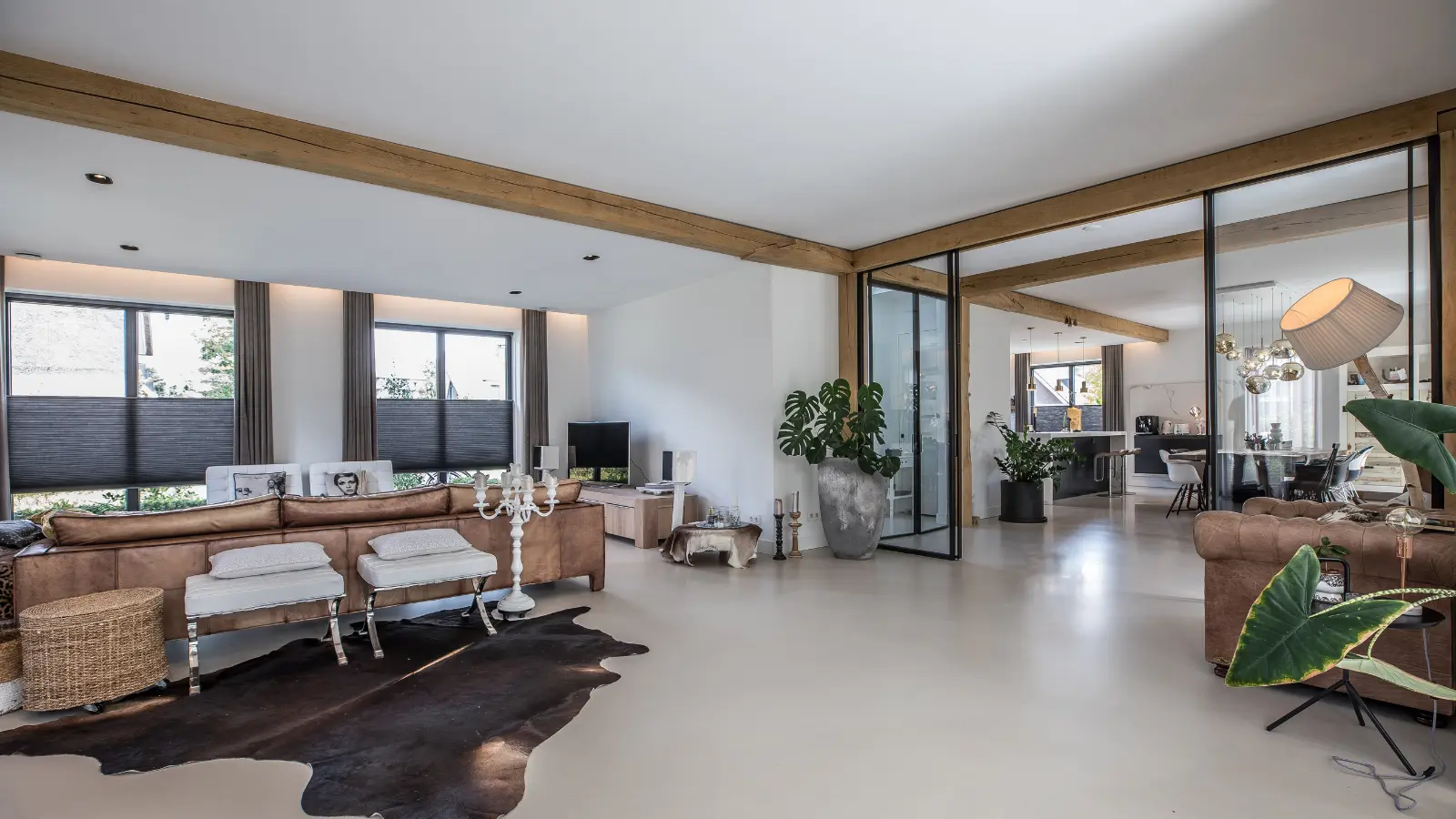 Grote lichte woonkamer met eikenbalken