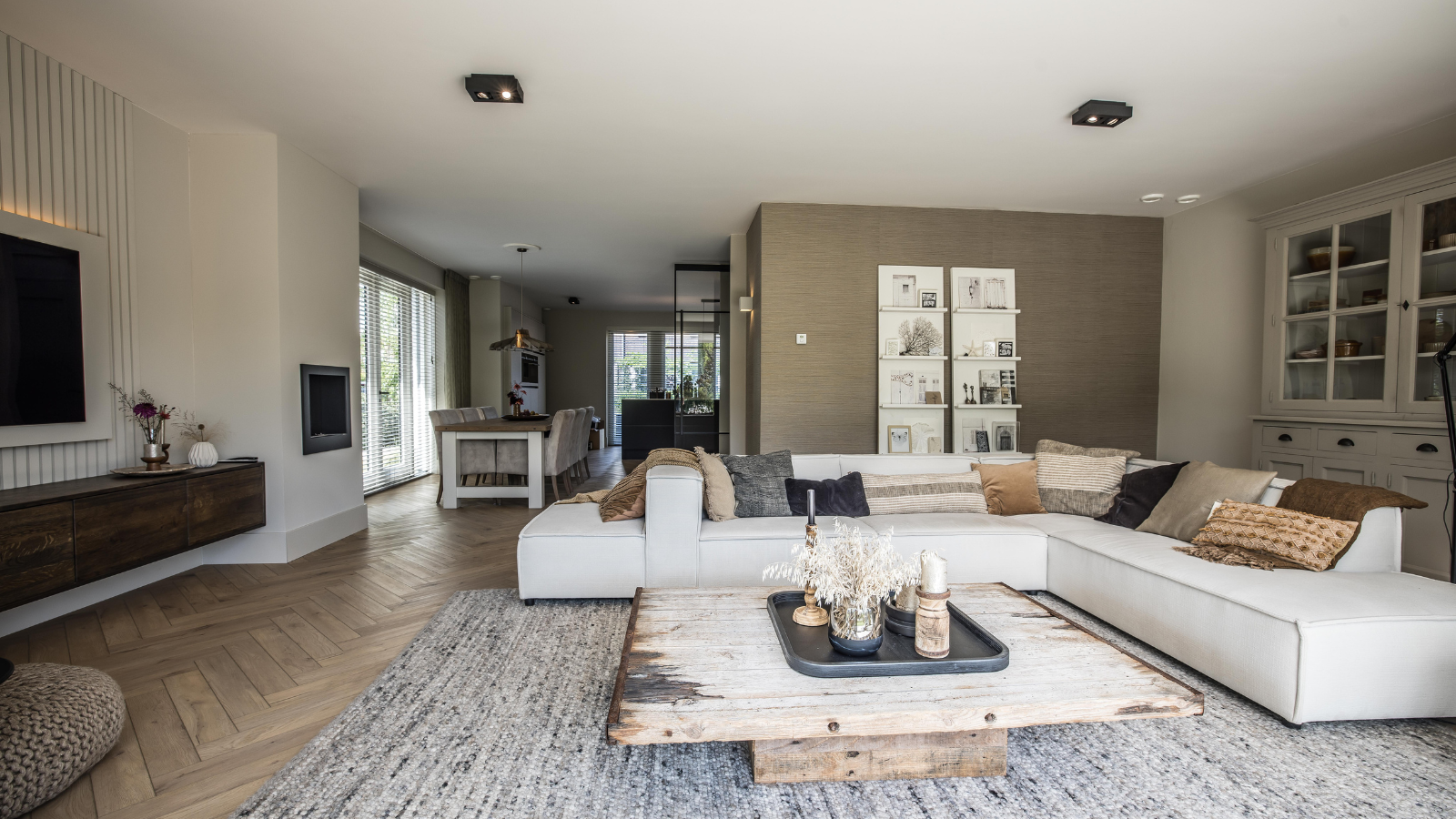 Woonkamer met grote witte bank