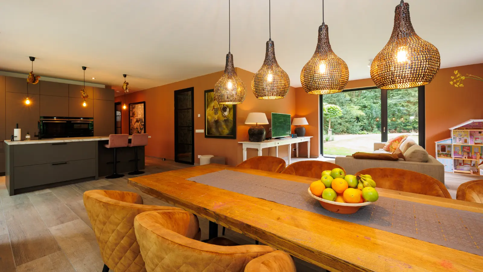 Warme leefkeuken met grote houten eettafel