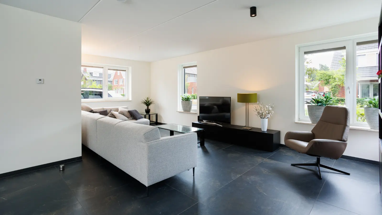 Strakke en minimalistische woonkamer