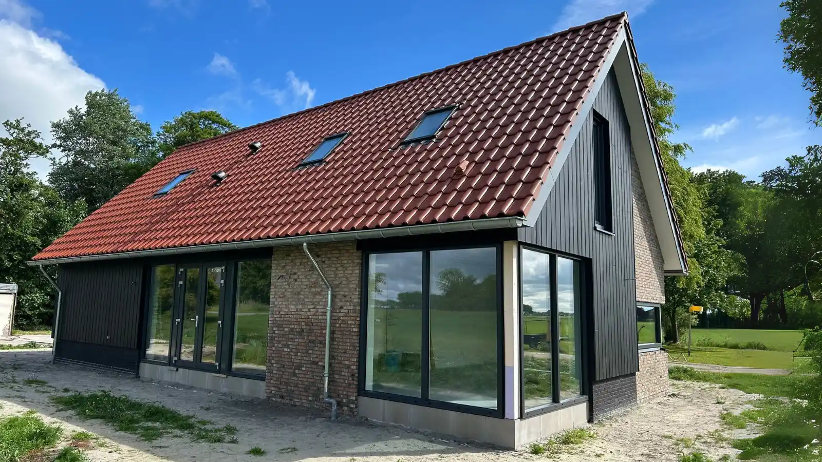 Zijaanzicht van net opgeleverde vrijstaande woning