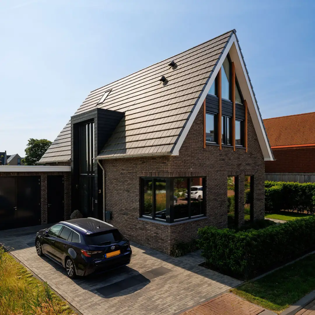 Vooraanzicht vrijstaande woning met risaliet