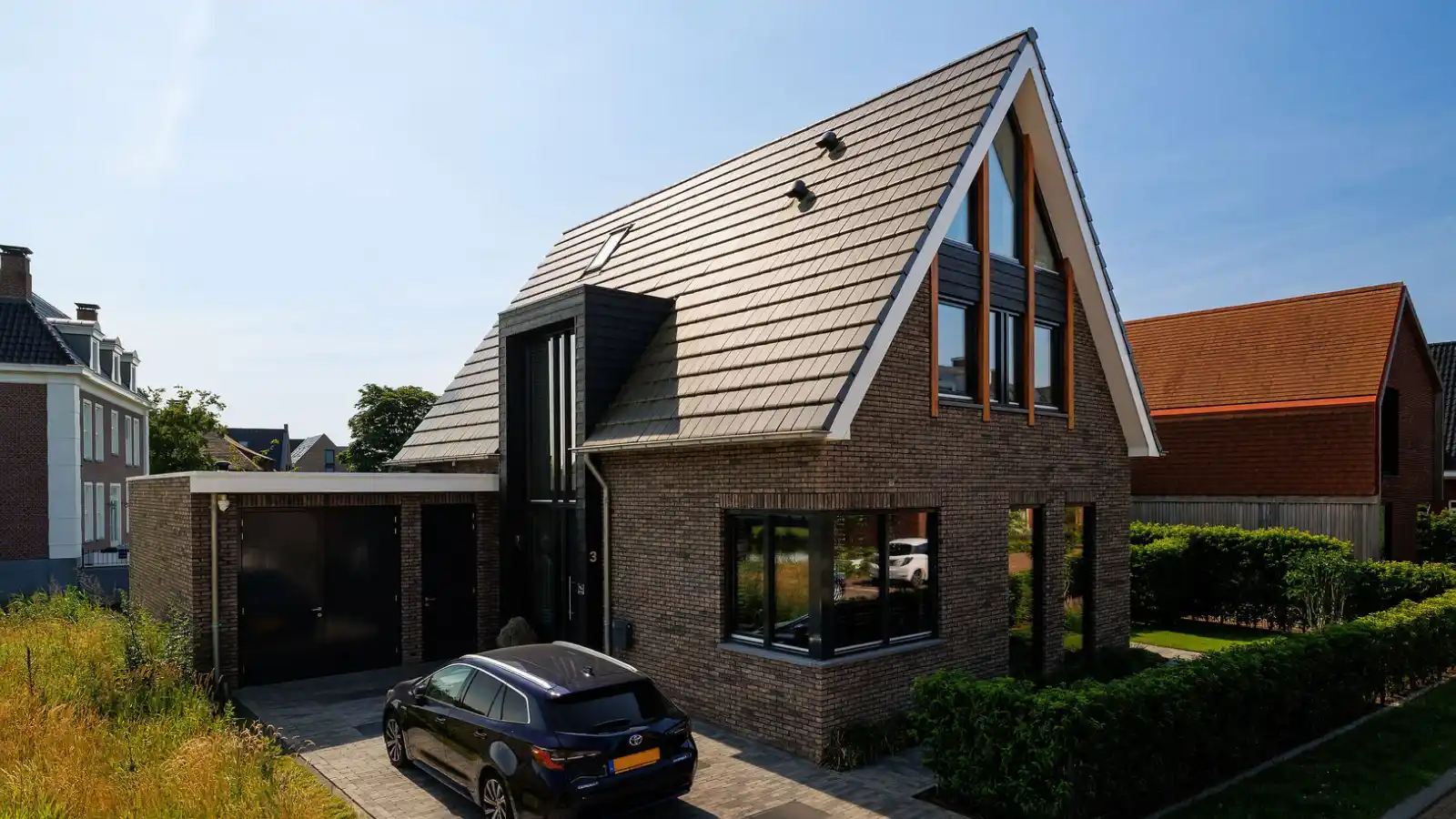 Vooraanzicht vrijstaande woning met risaliet