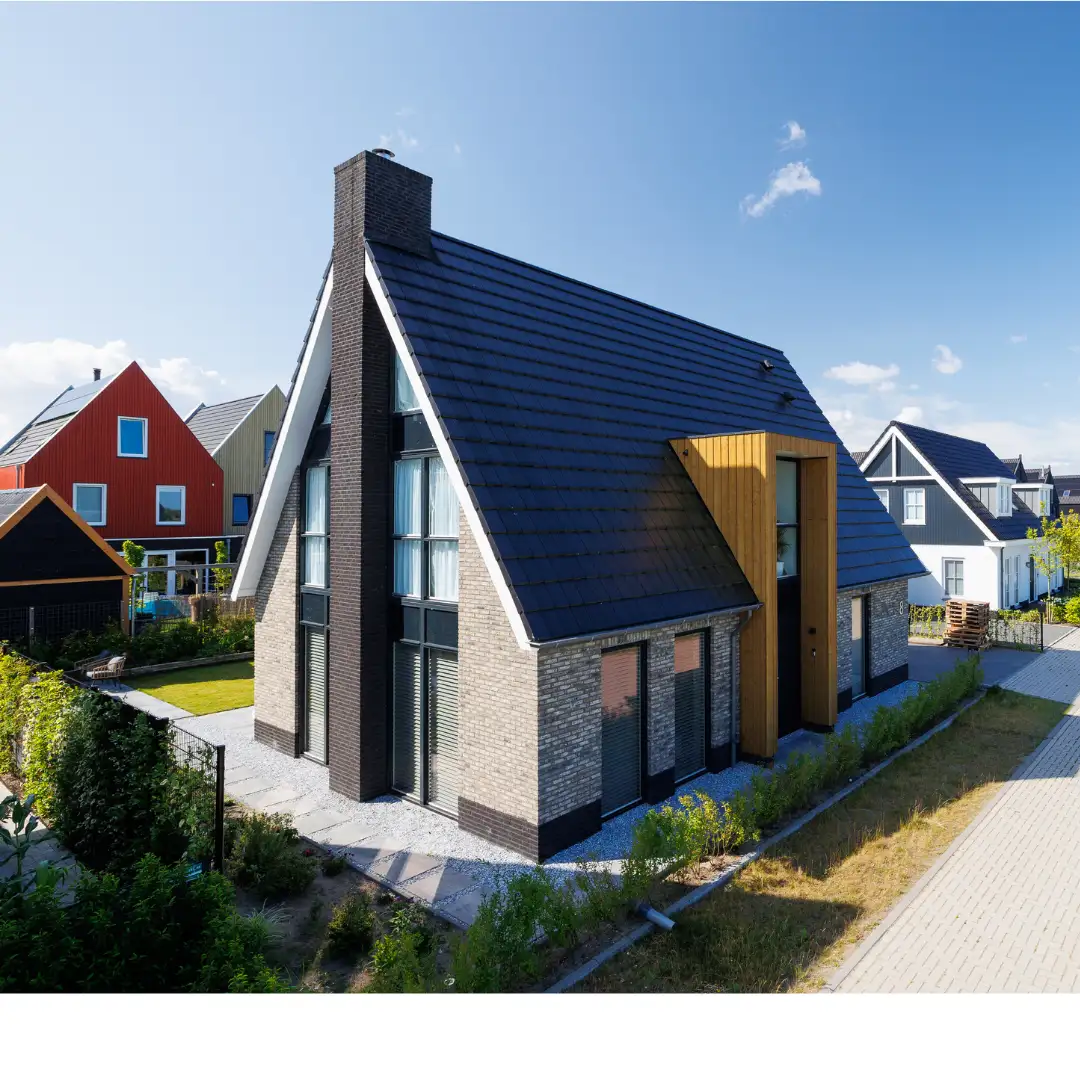 Zijaanzicht moderne gezinswoning met risaliet
