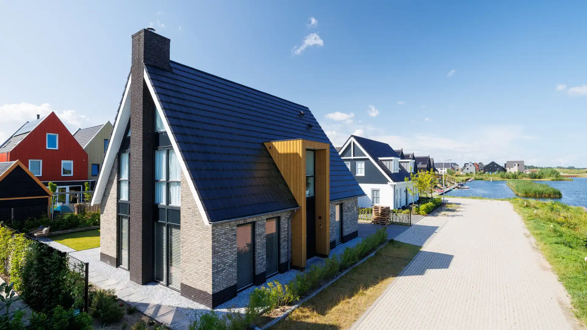 Zijaanzicht van vrijstaande woning met houten risaliet