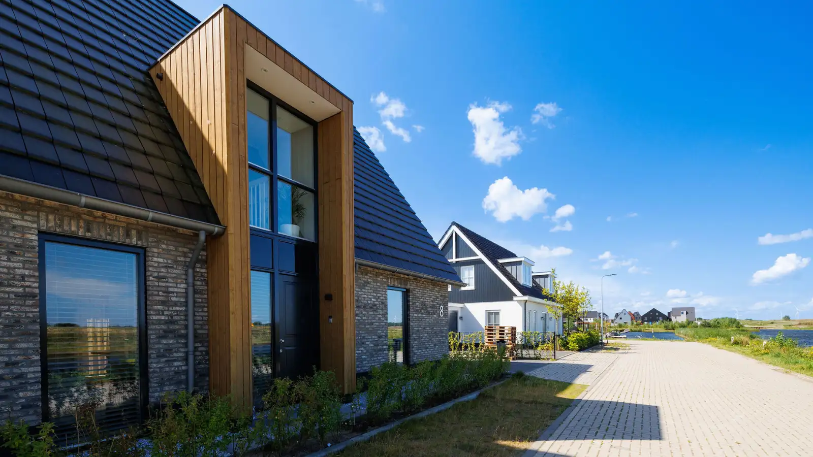 Vooraanzicht vrijstaande woning met houten risaliet