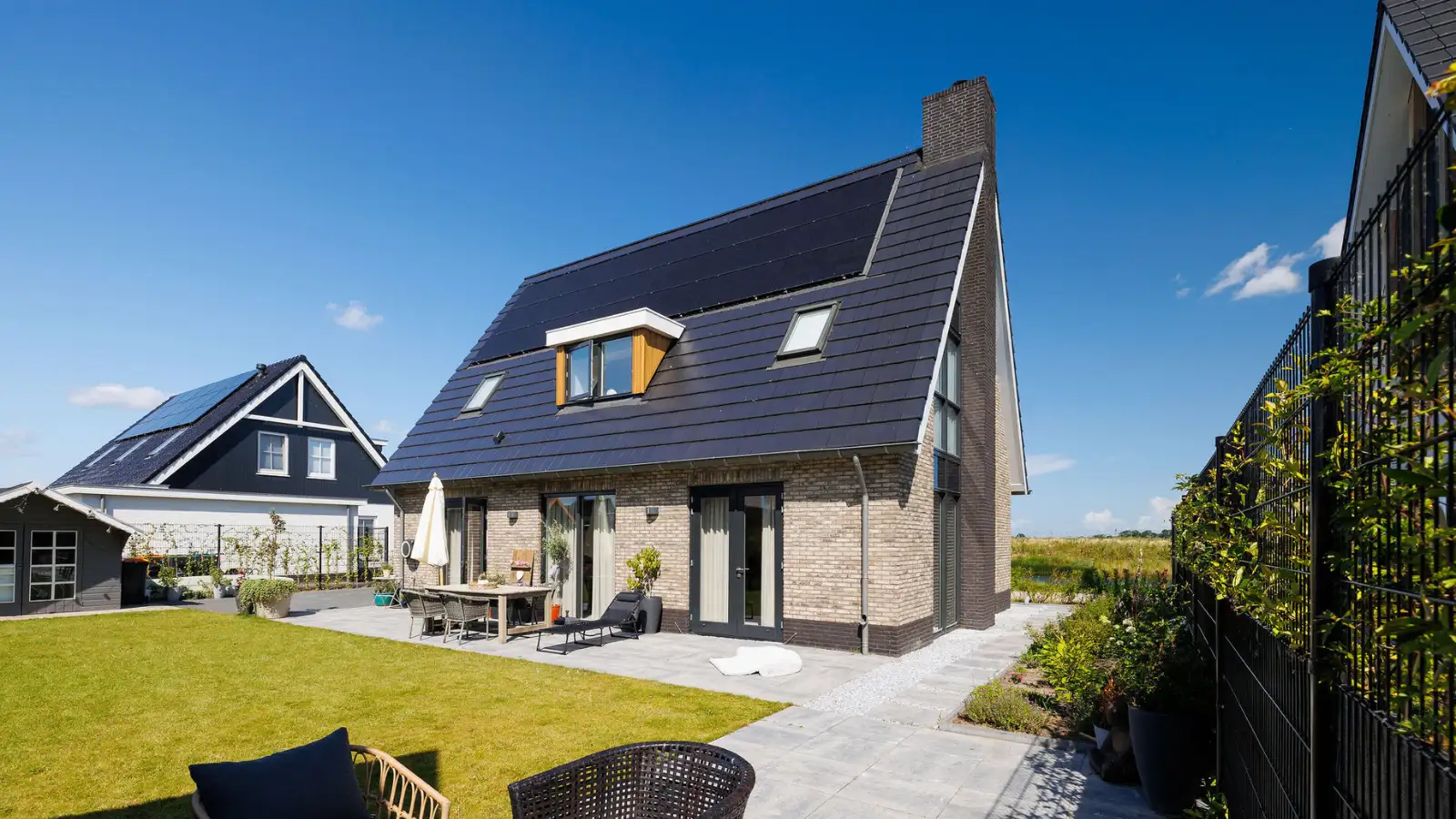 Achteraanzicht vrijstaande woning met houten risaliet