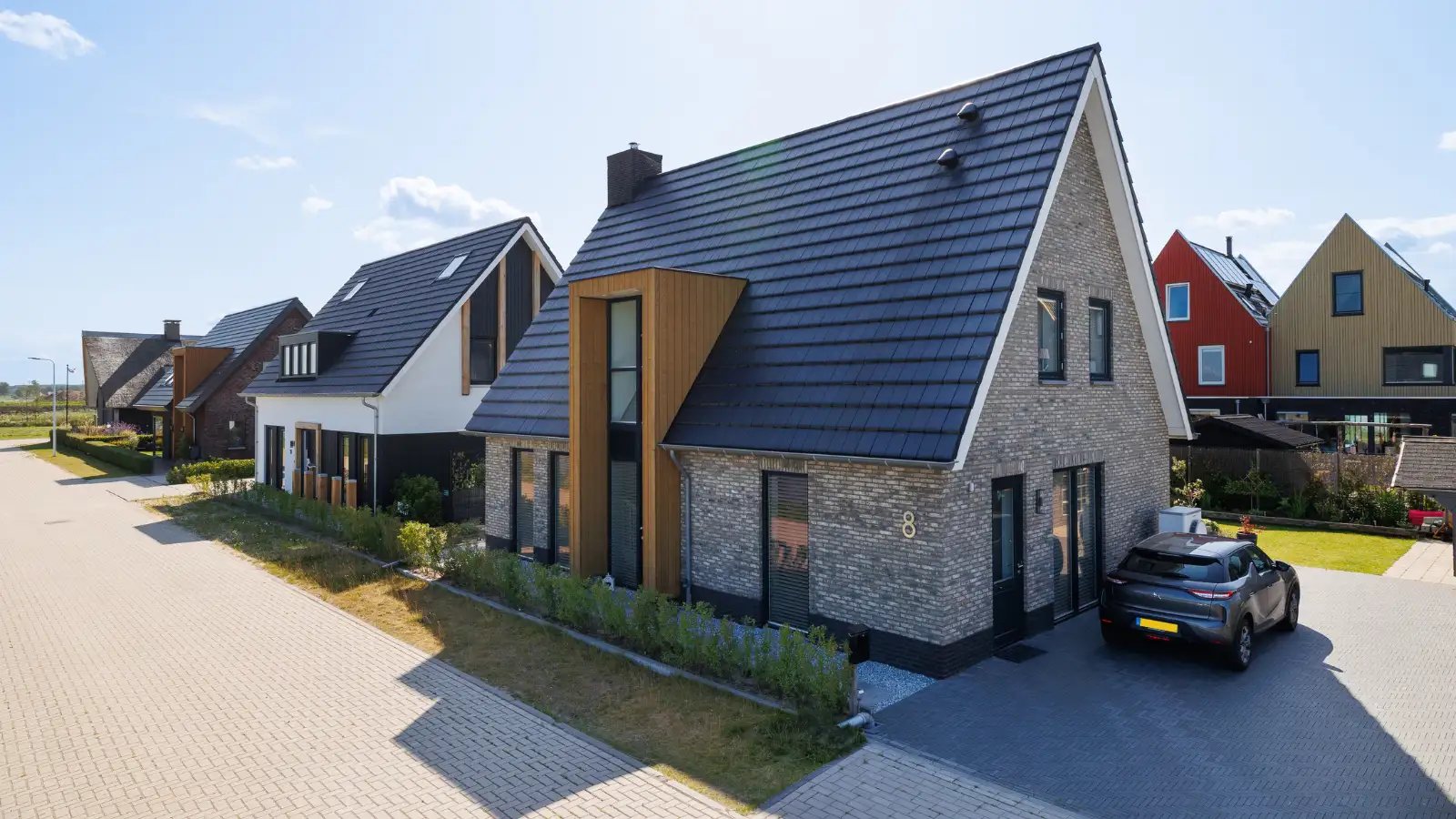 Zijaanzicht van vrijstaande woning met houten risaliet