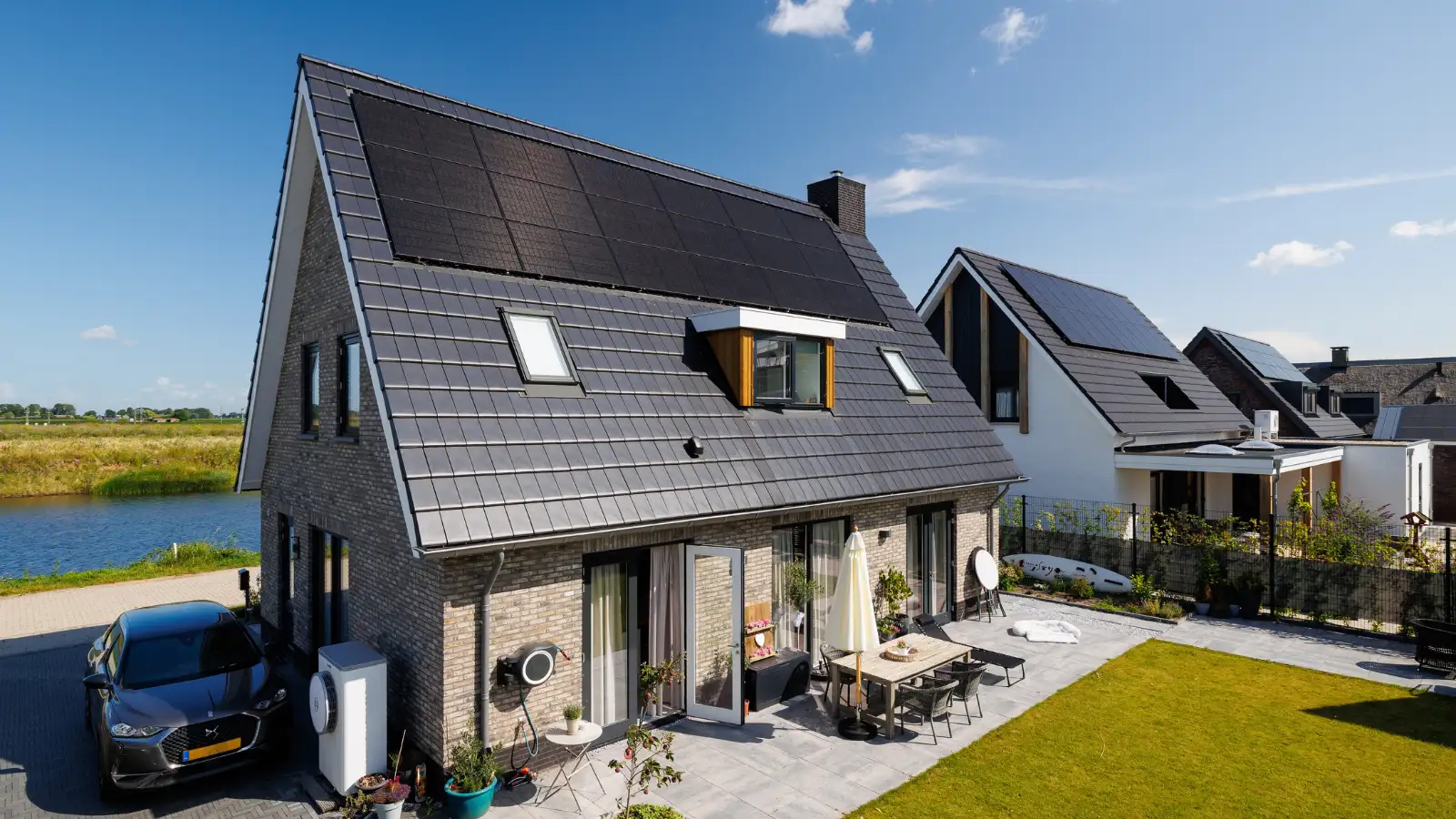 Achteraanzicht vrijstaande woning met houten risaliet