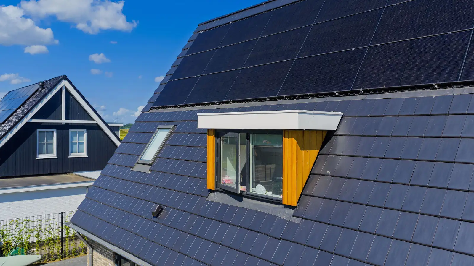 Dak met dakkapel en zonnepanelen