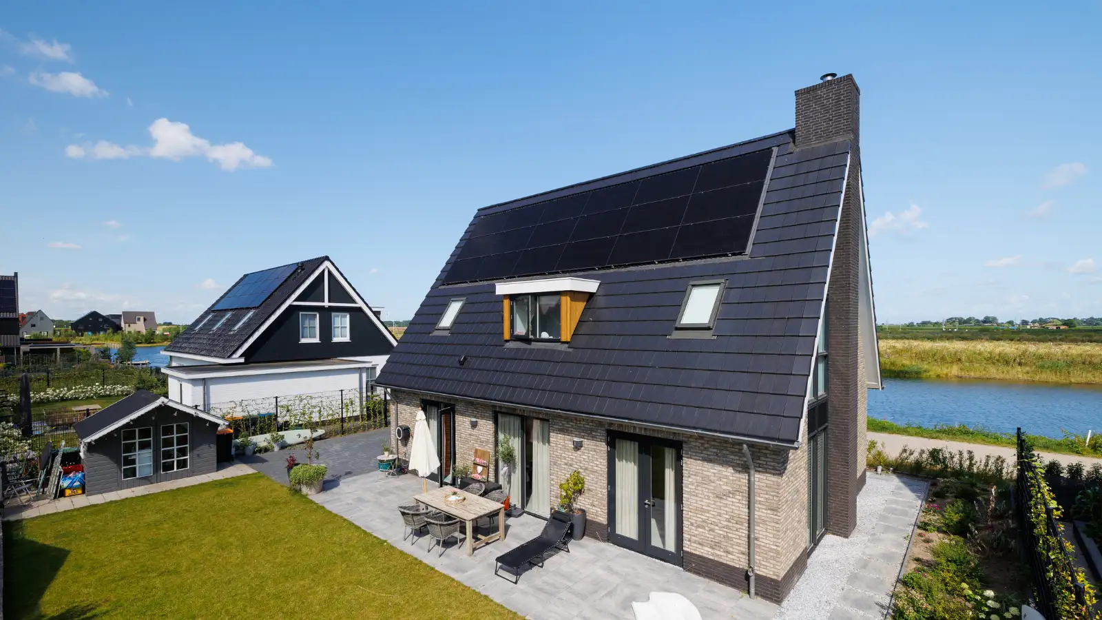 Achteraanzicht vrijstaande woning met houten risaliet