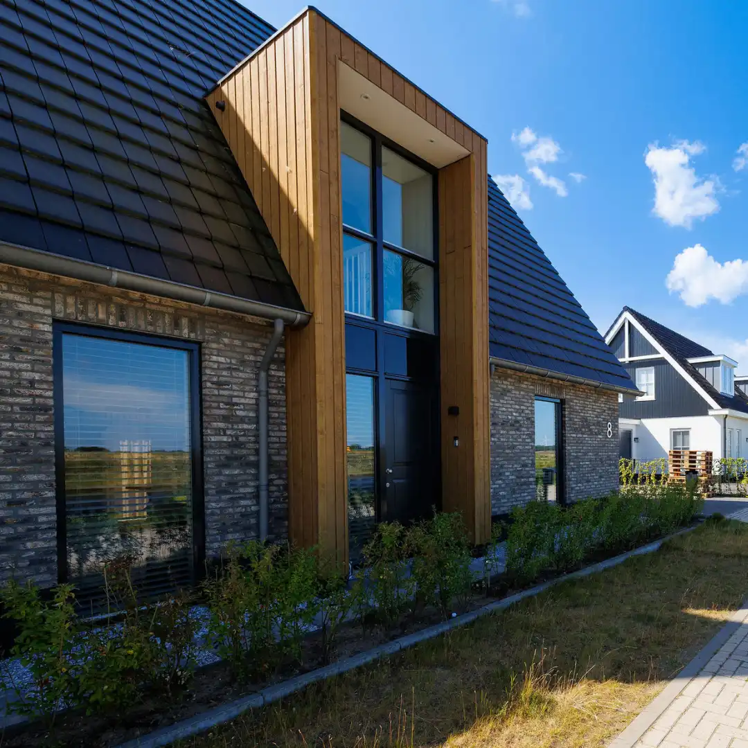 Vrijstaande woning met houten risaliet