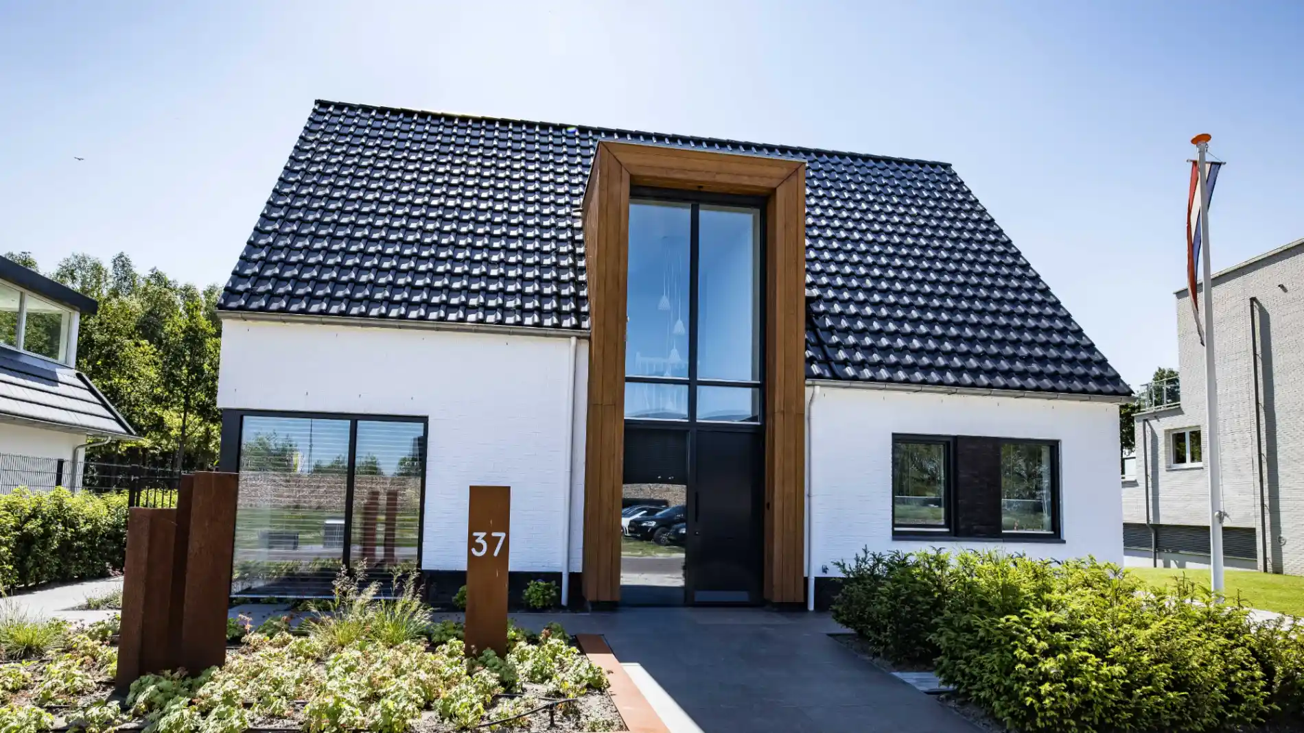 Witte vrijstaande woning met houten risaliet