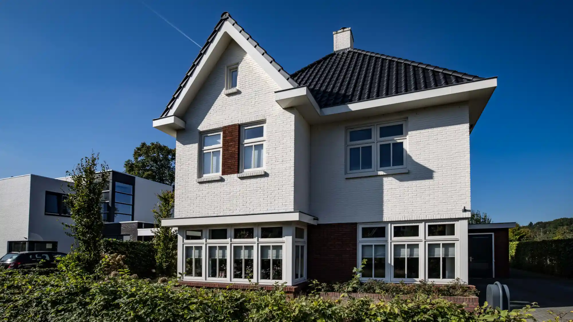 Vrijstaande hoogbouw met witte stenen