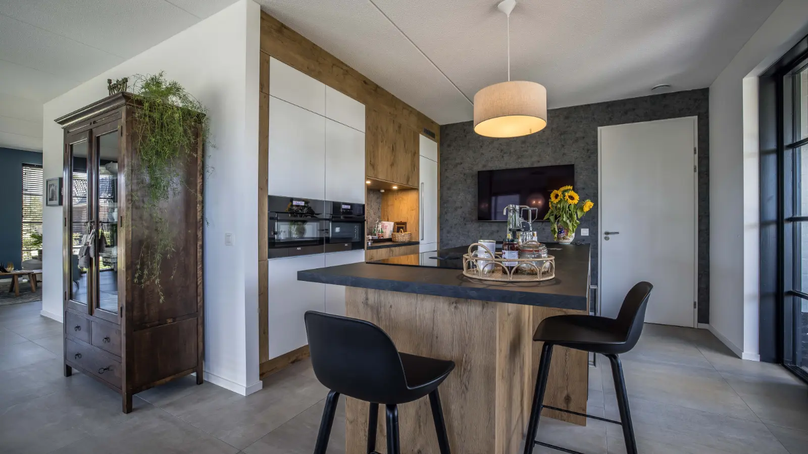 Keuken met zwarte stoelen