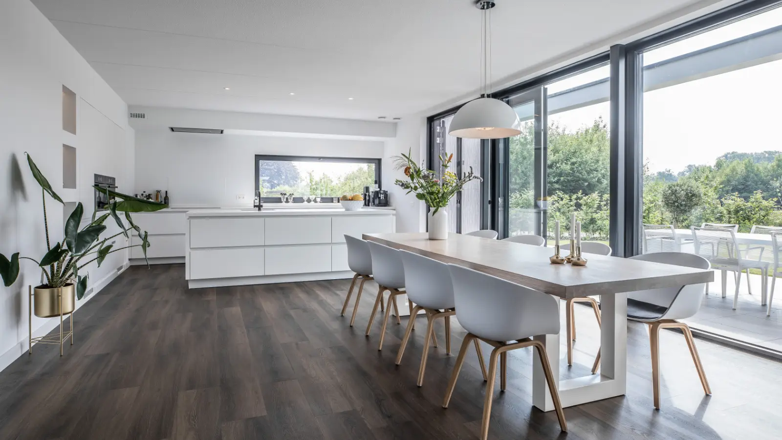 Witte keuken met grote eettafel