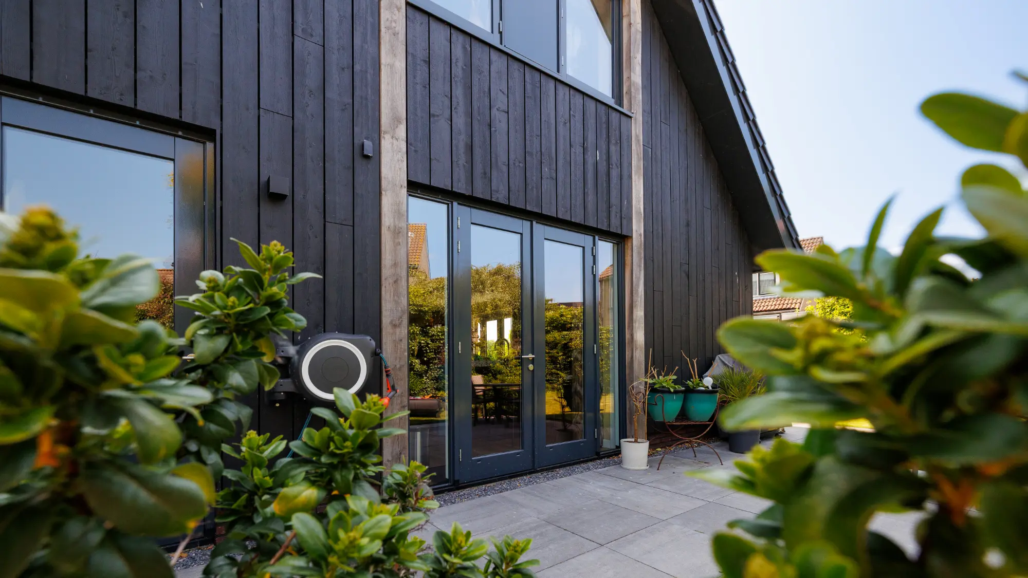 Achtergevel zwarte schuurwoning