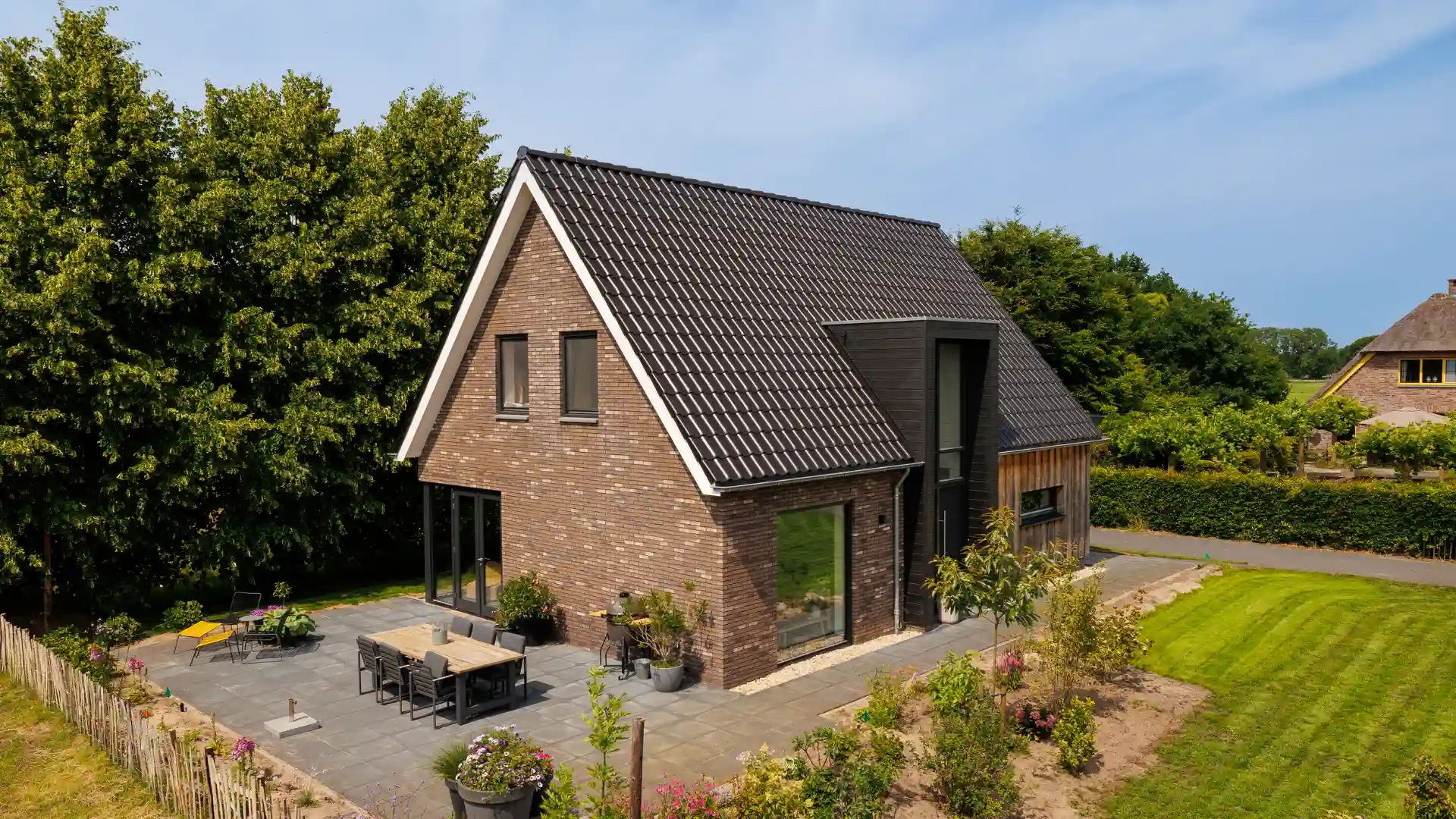 Vrijstaande gezinswoning met risaliet en houten gevelbekleding