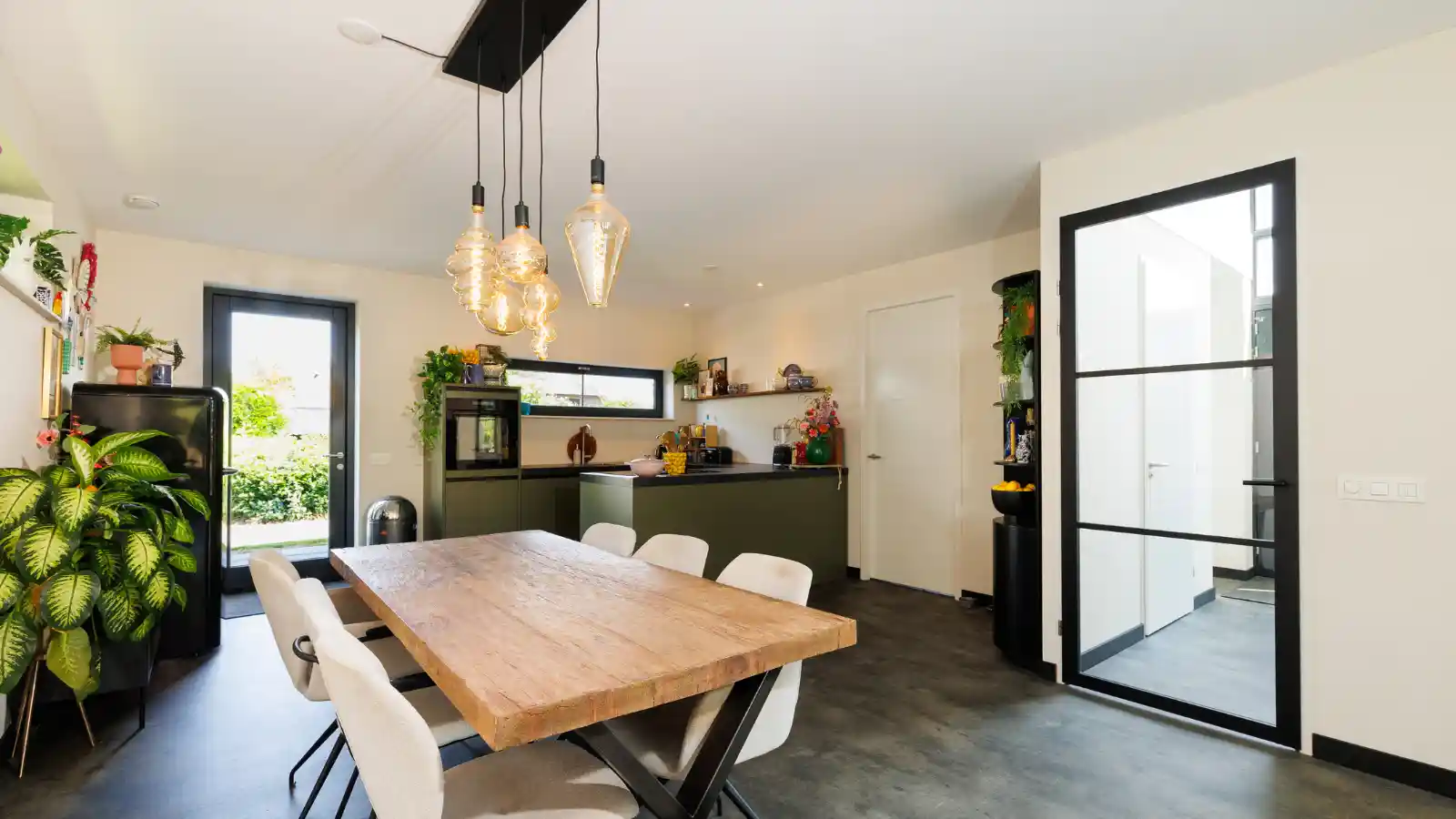 Woonkeuken met grote houten eettafel