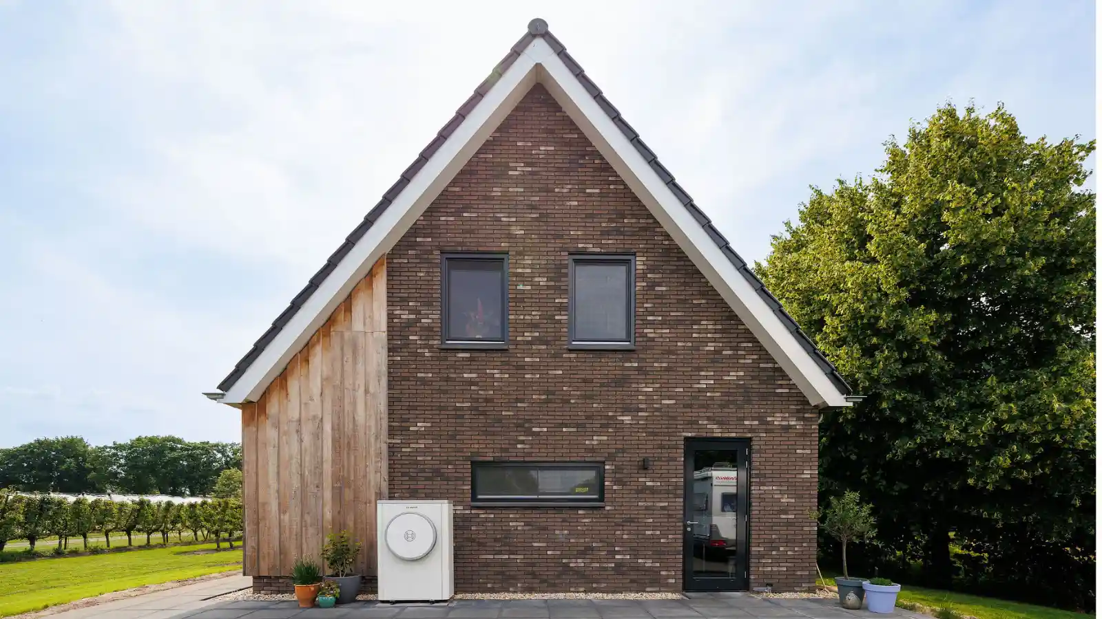 Gevel van vrijstaande woning met houten gevelbekleding