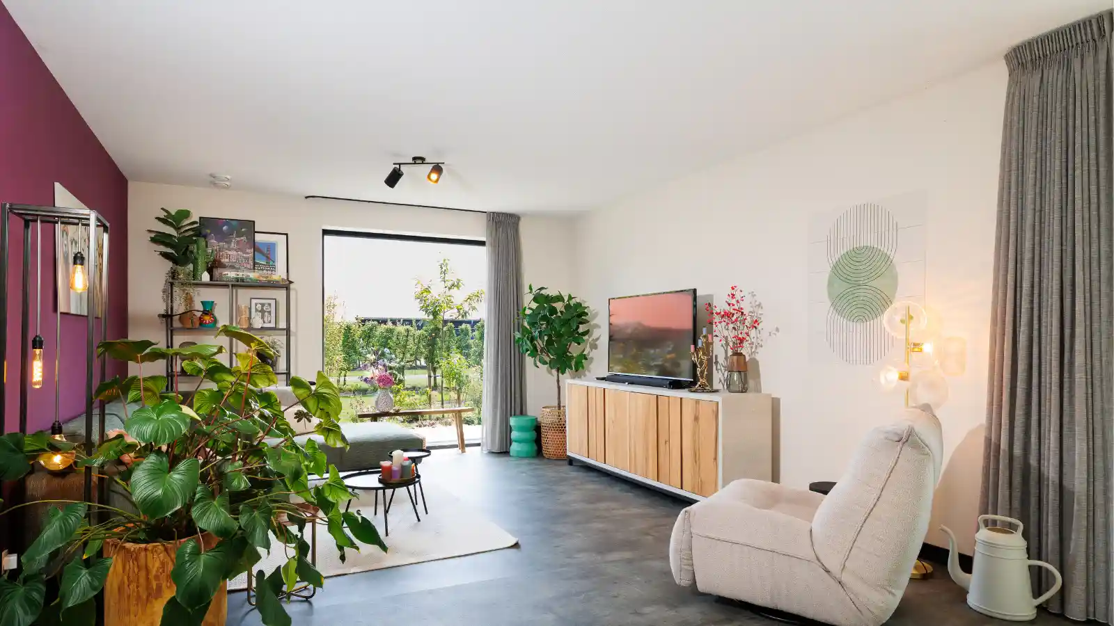 Woonkamer met grote plant en stoel
