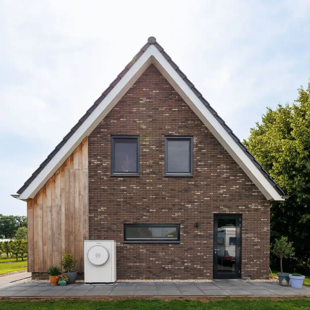 Gevel vrijstaande woning met deels houten gevelbekleding