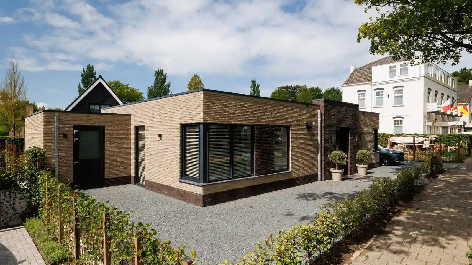Zijaanzicht van bungalow met plat dak