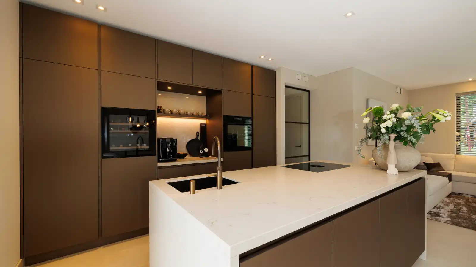 Woonkeuken met wit plat en groot keukeneiland