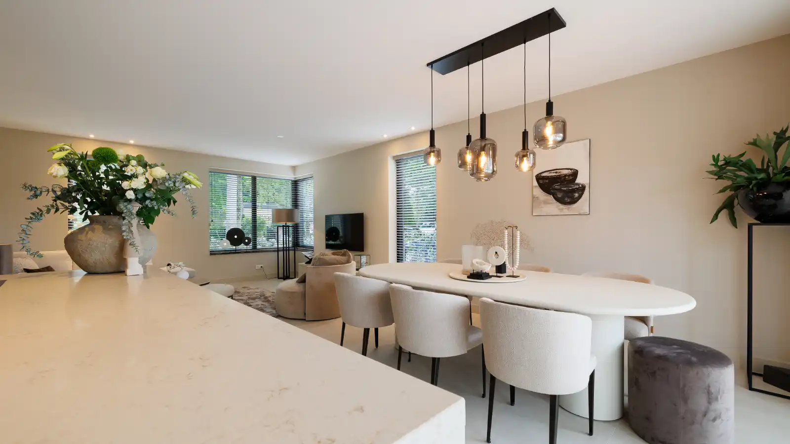 Open keuken met grote eettafel