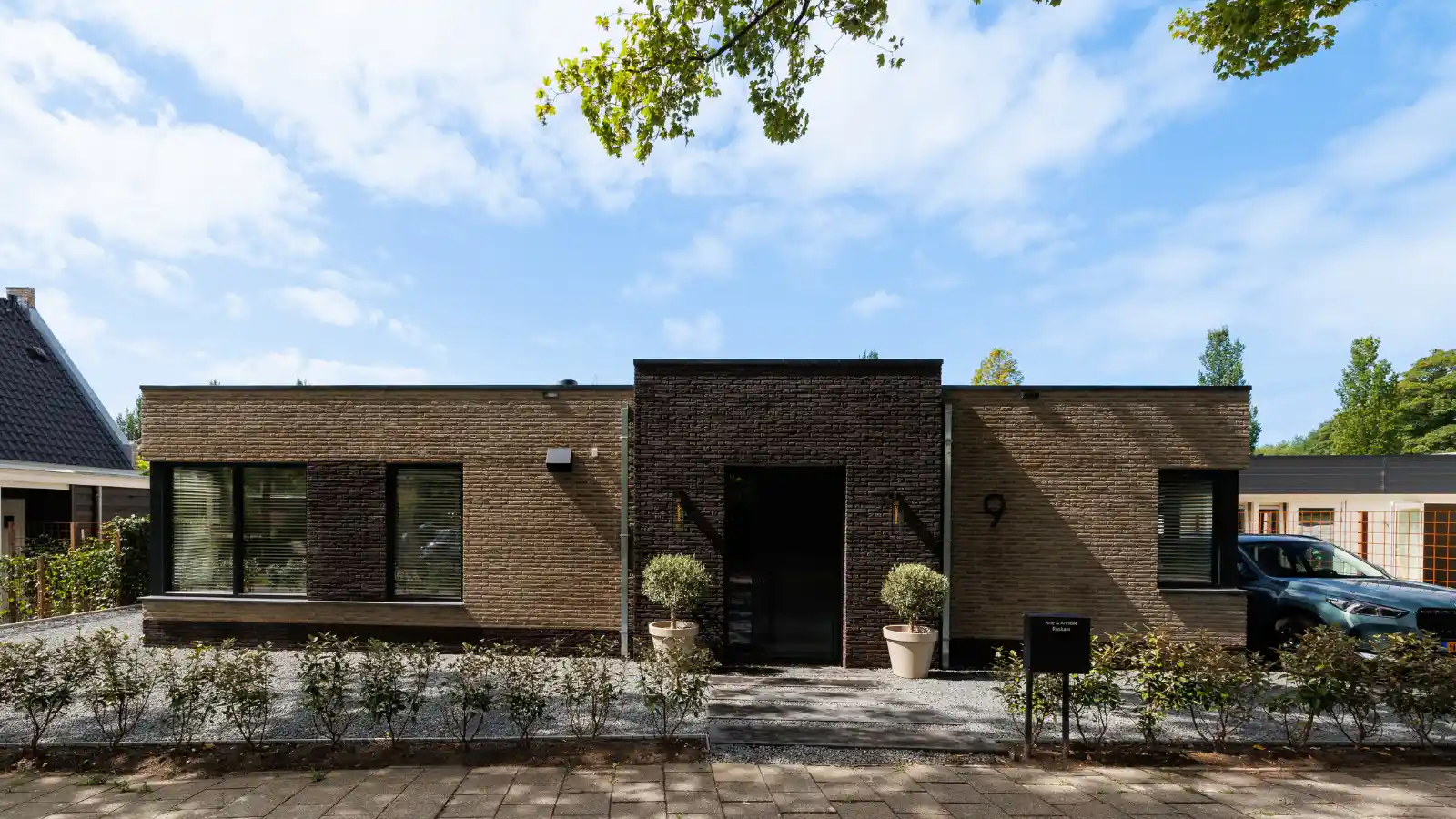 Vooraanzicht van een bungalow woning met plat dak
