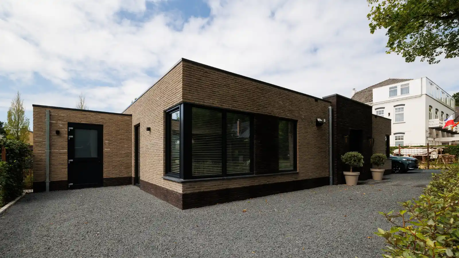 Vooraanzicht van bungalow woning met plat dak