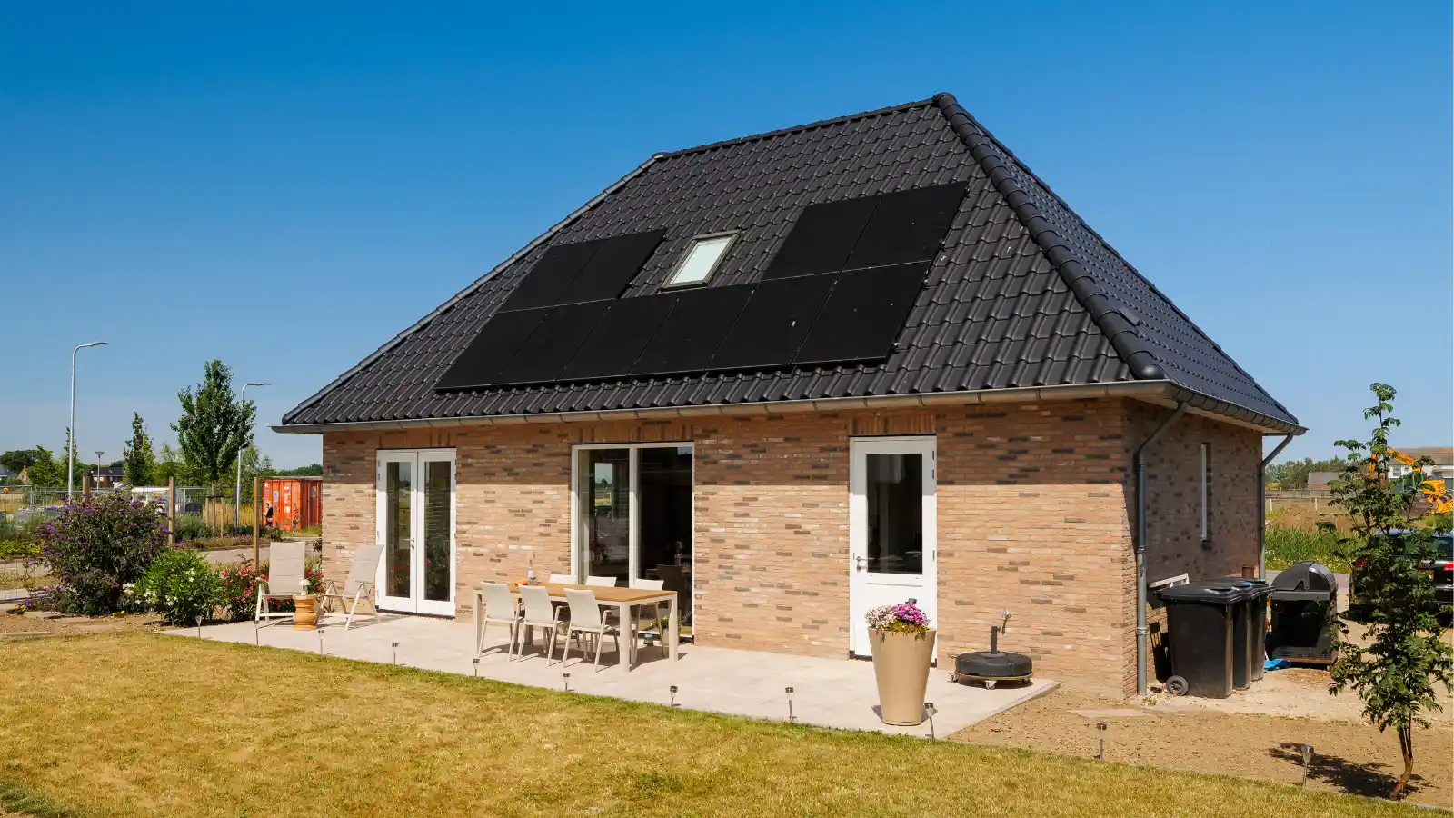 Vrijstaande laagbouw woning met pannendak en zonnepanelen