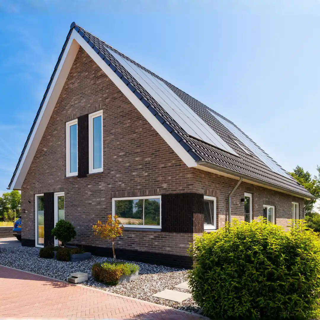 Voorzijde vrijstaande seniorenwoning met pannendak en zonnepanelen