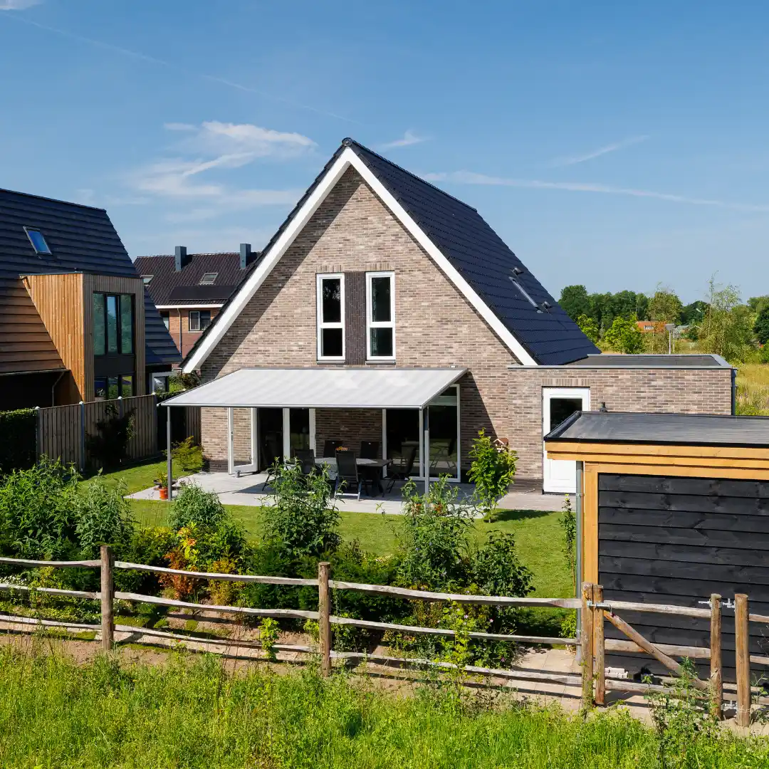 Achterzijde vrijstaande seniorenwoning met pannendak