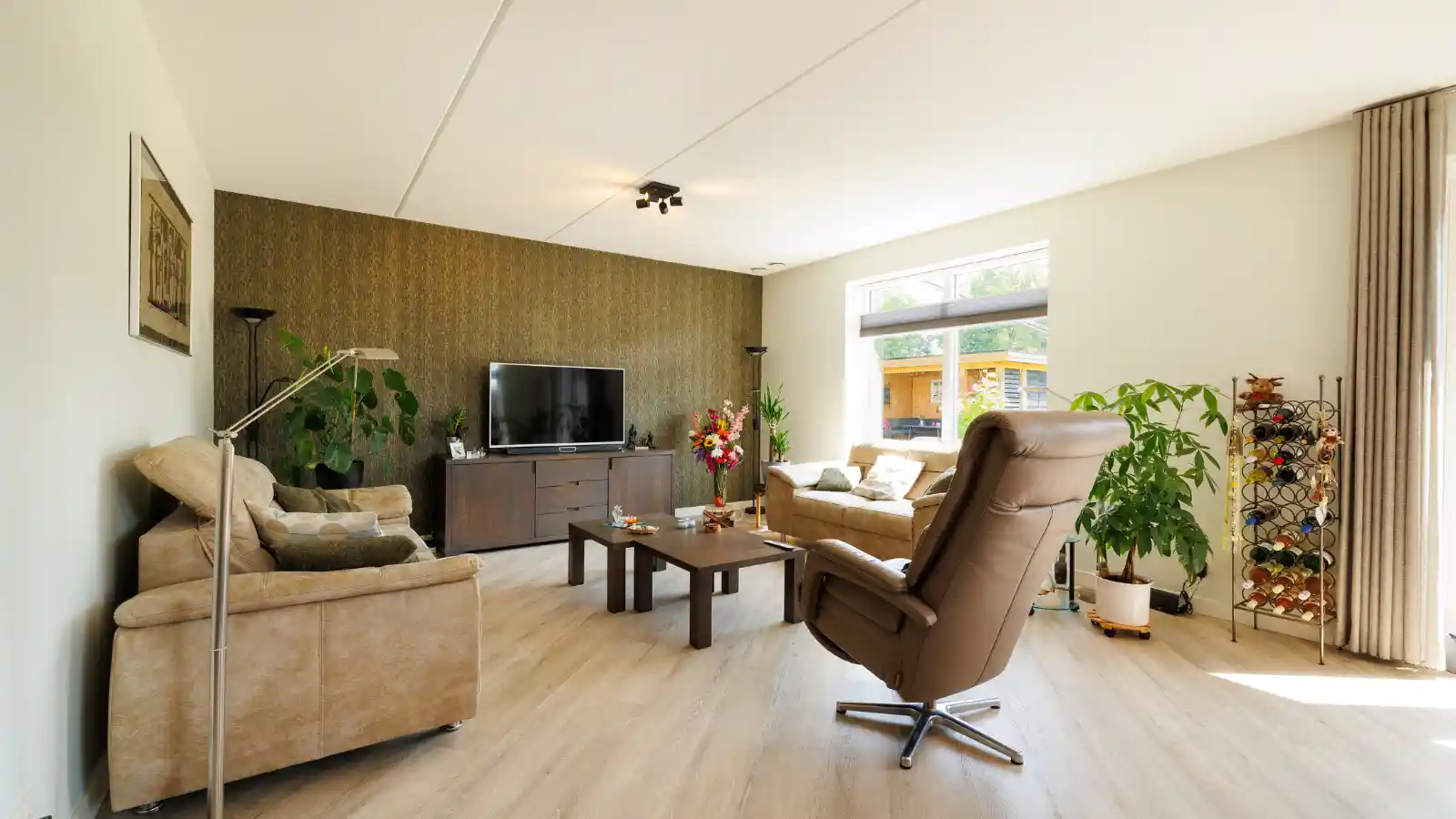 Woonkamer met bank, tv en stoel