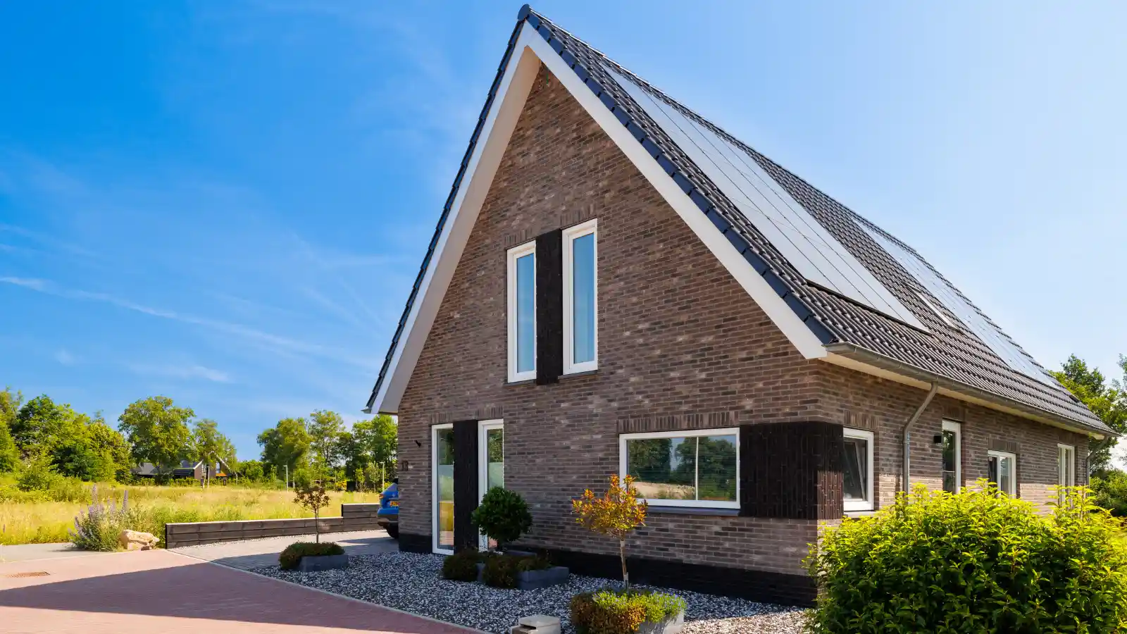 Voorzijde vrijstaande seniorenwoning met pannendak en zonnepanelen