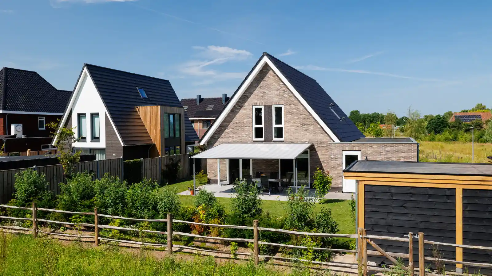 Achterzijde vrijstaande seniorenwoning met pannendak