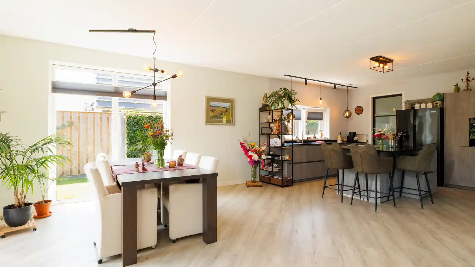 Grote open keuken met eettafel