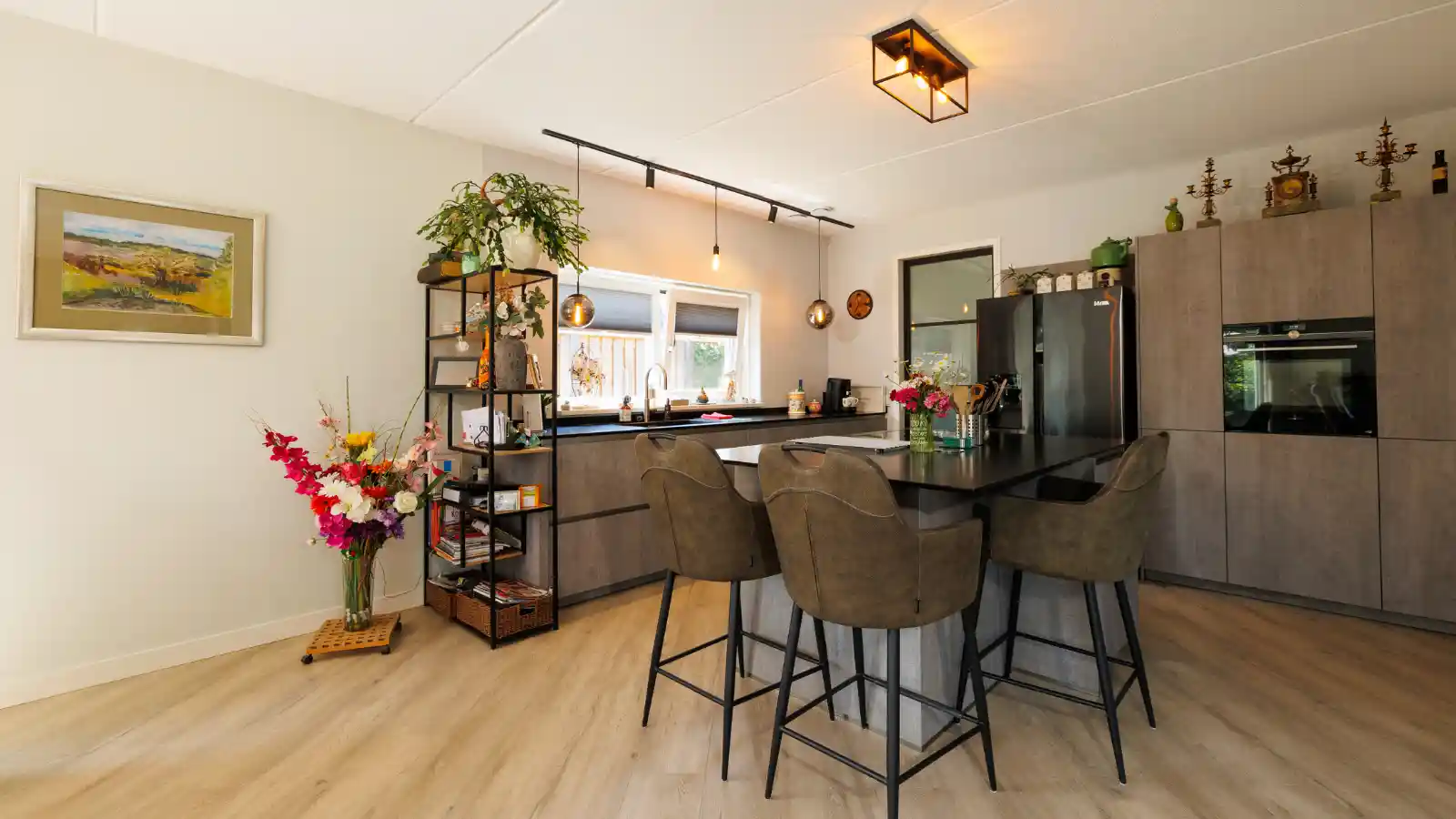 Open keuken met eiland en stoelen