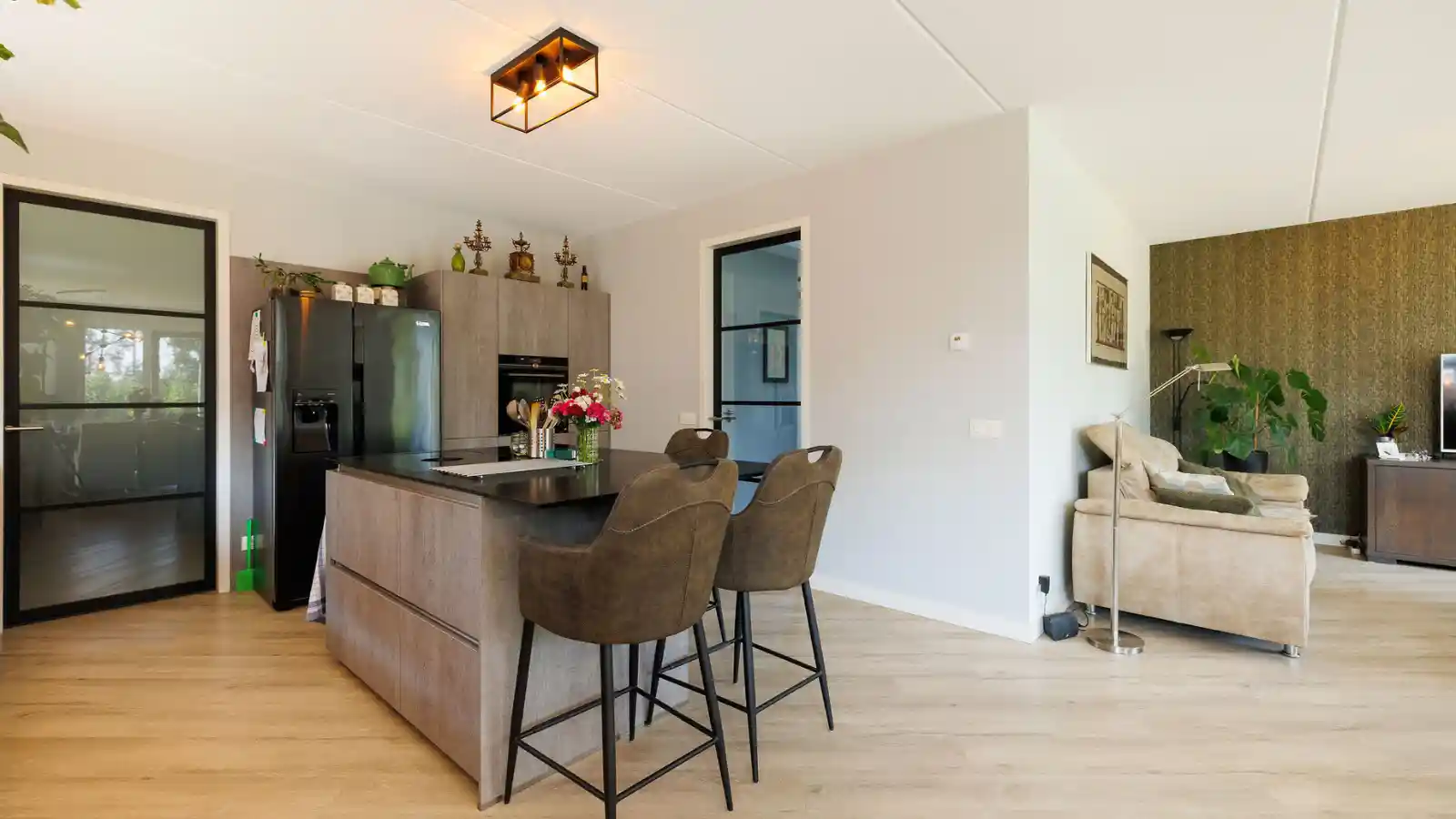 Open leefruimte met kookeiland grenzend aan woonkamer