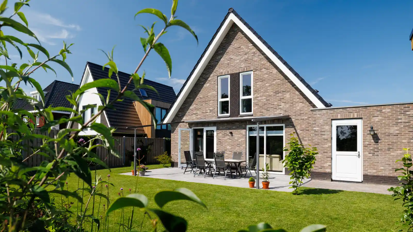 Achterzijde vrijstaande seniorenwoning met pannendak en zonnepanelen