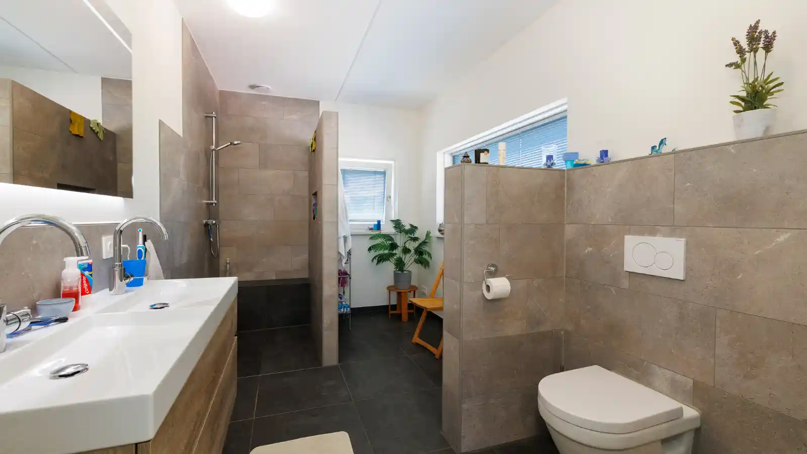 Badkamer met douche, wc en badmeubel