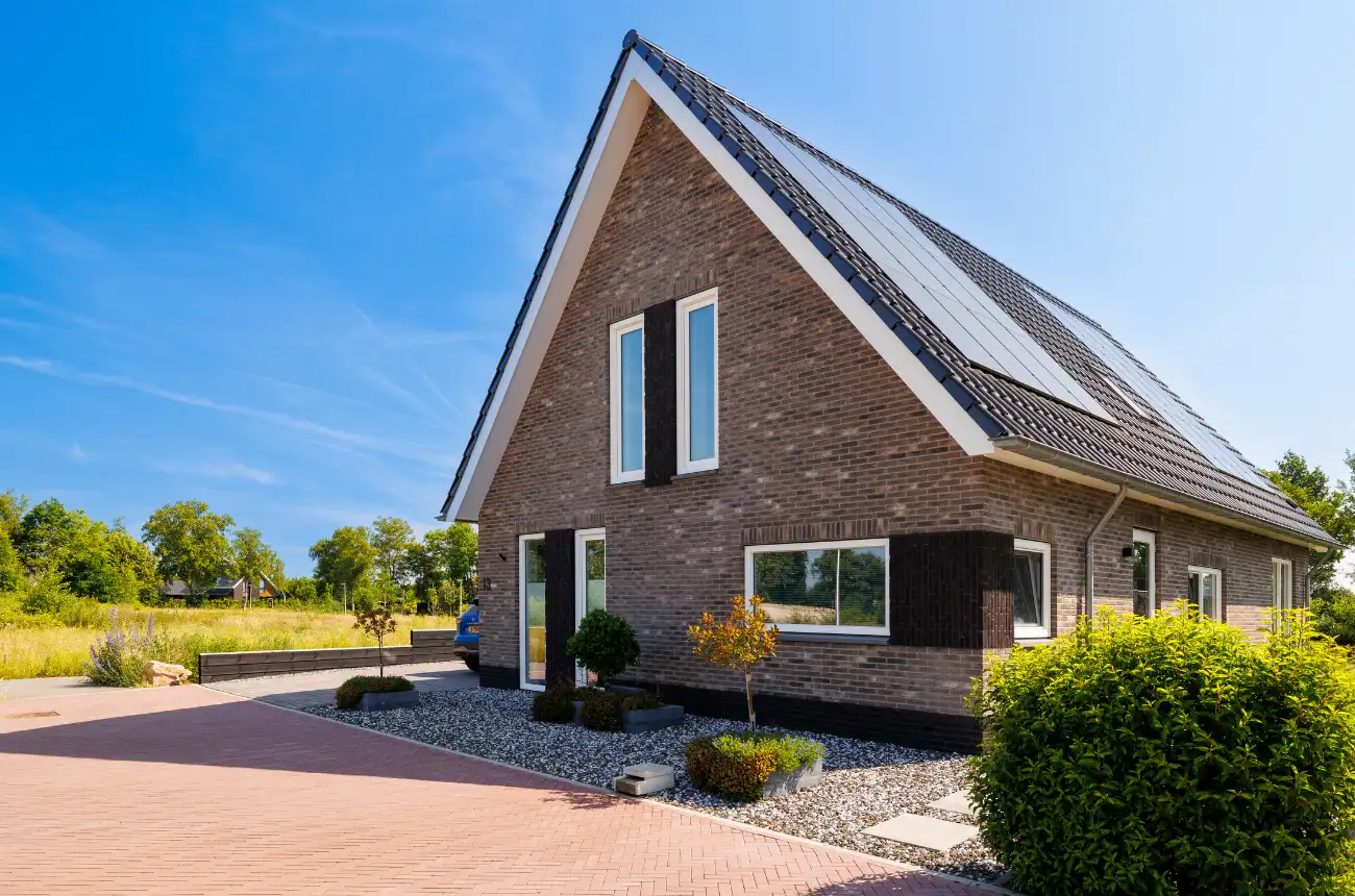 Voorzijde vrijstaande seniorenwoning met pannendak en zonnepanelen