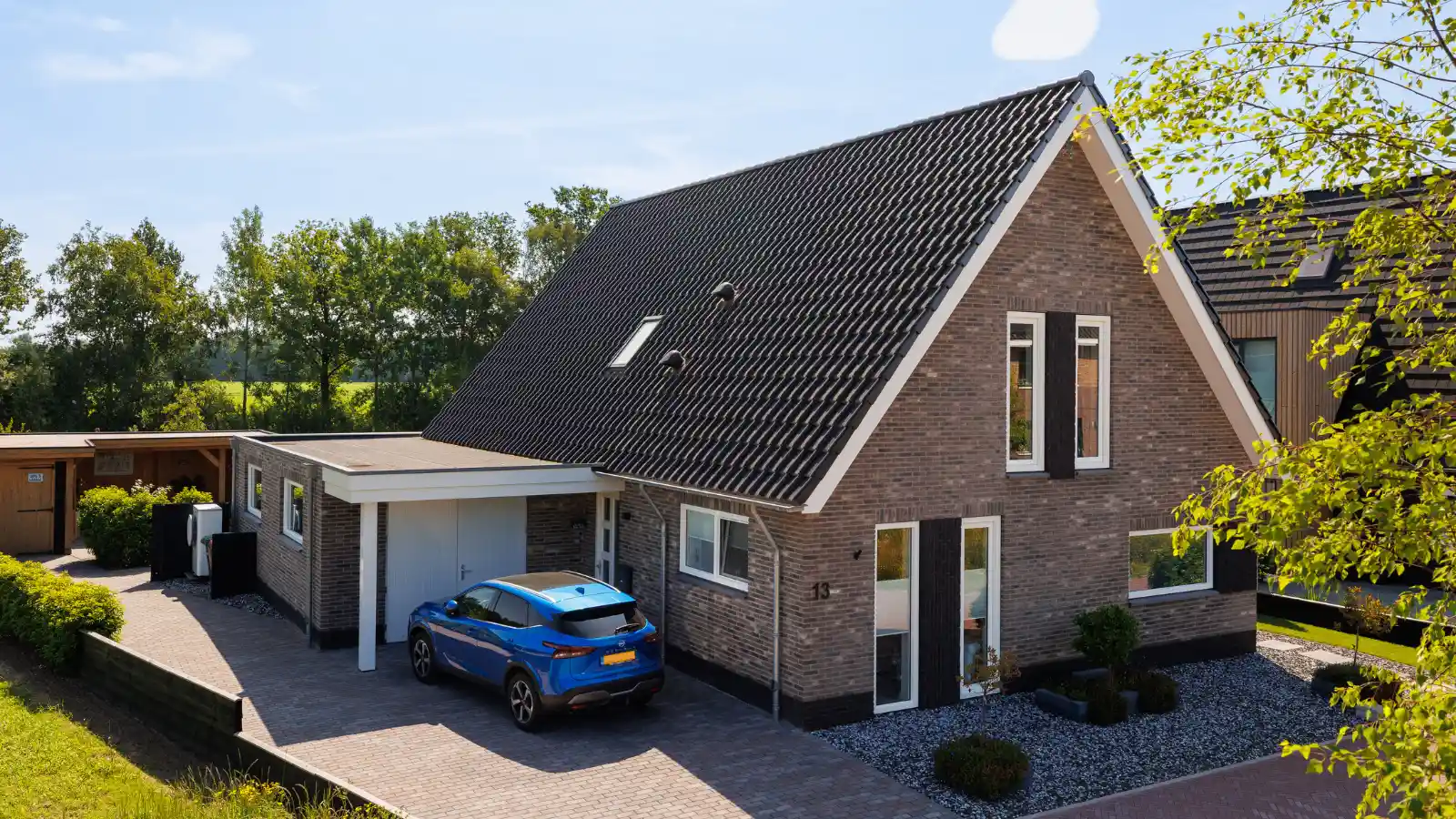 Voorzijde vrijstaande seniorenwoning met pannendak en platte aanbouw