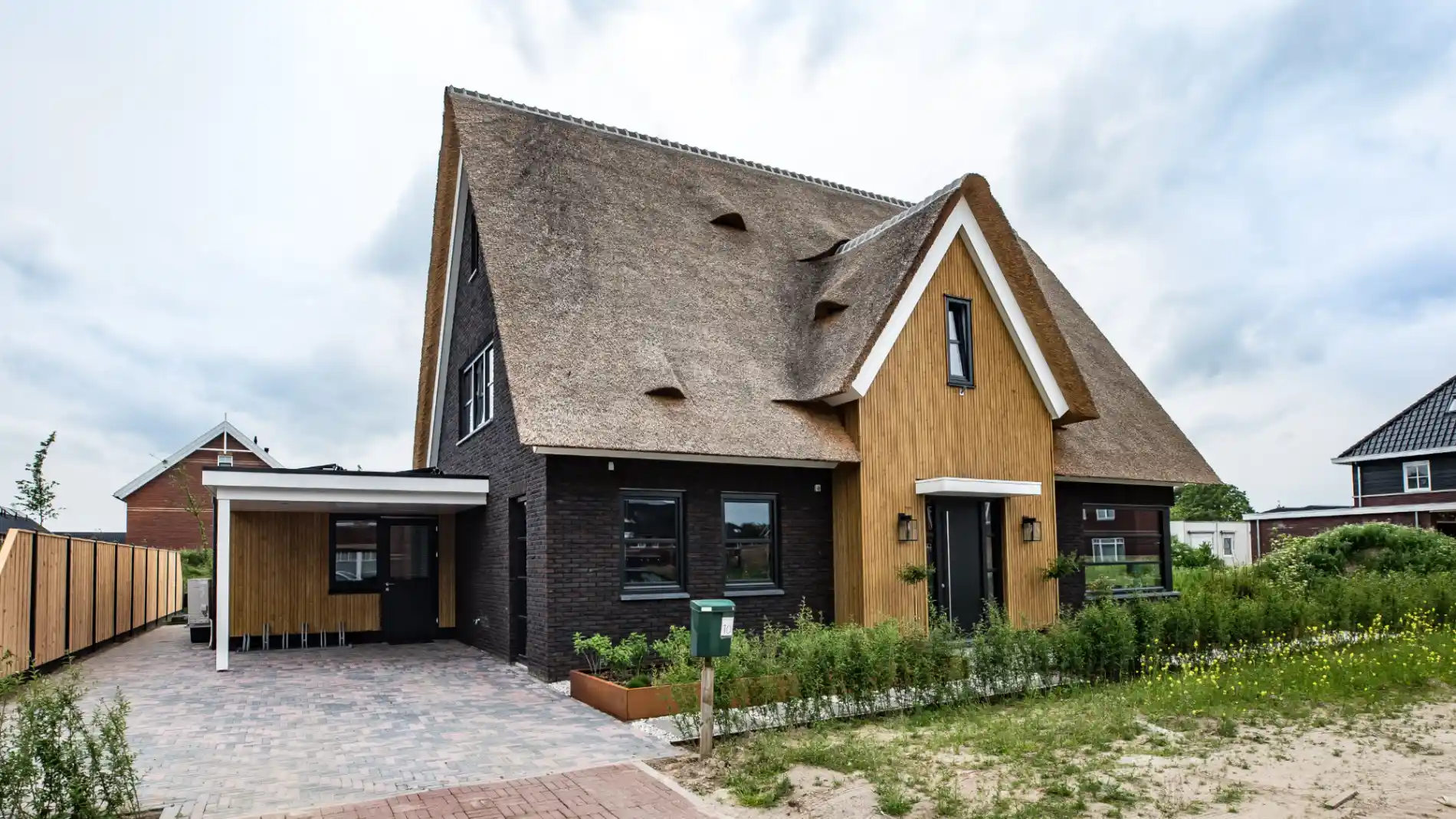 Landelijke eigentijdse vrijstaande woning met rieten kap en risaliet