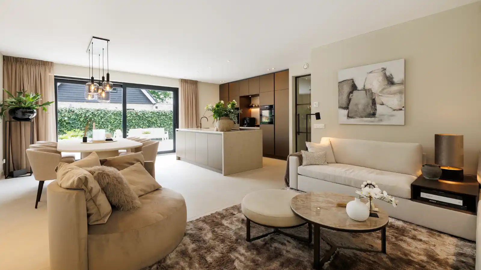 Woonkamer met aansluitend een grote open leefkeuken