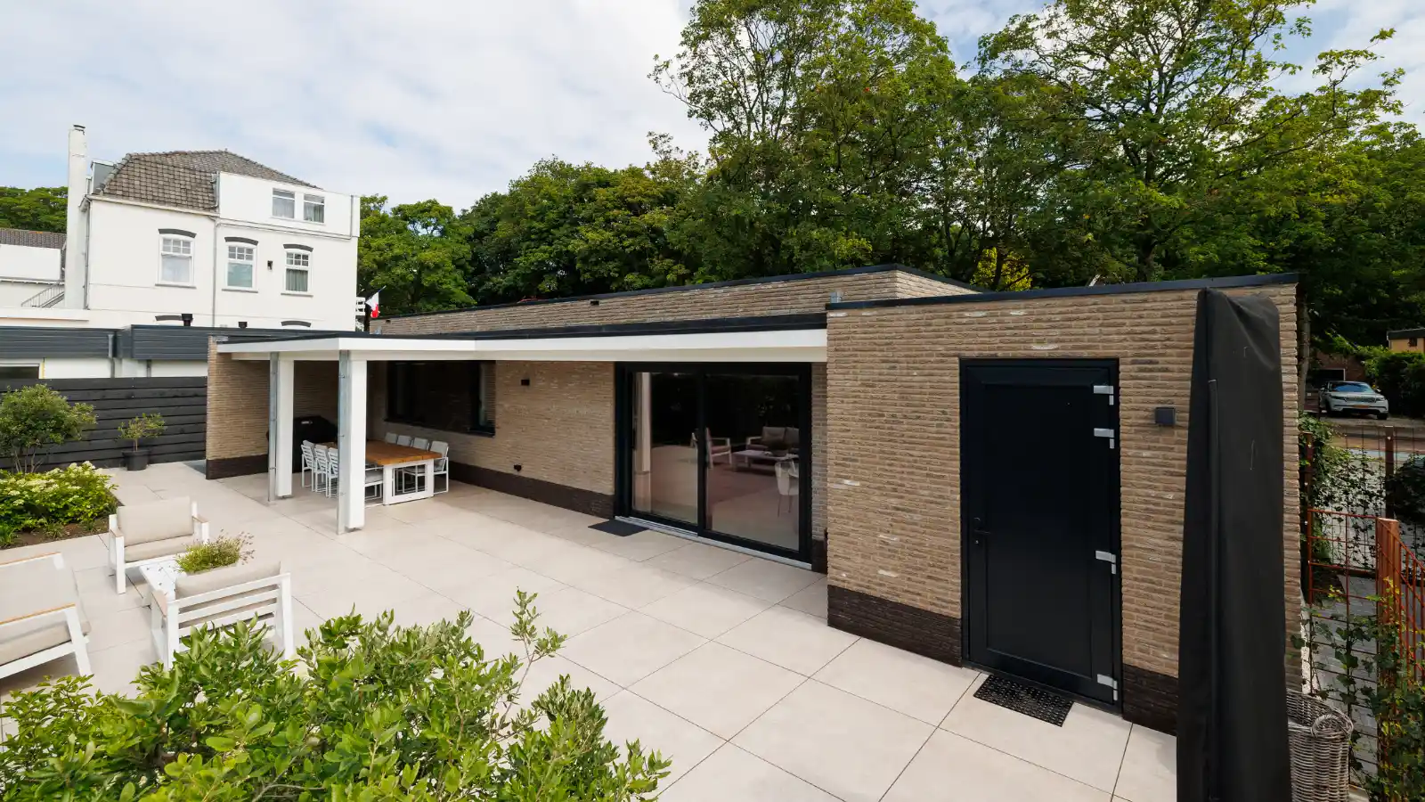 Achterekant bungalow met bergering en grote veranda